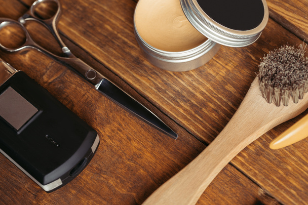 vista ravvicinata di strumenti da barbiere professionali su superficie di legno
 - Foto, immagini
