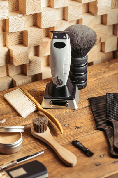 vista ravvicinata di set di strumenti da barbiere professionali su mensola in legno in barbiere
 - Foto, immagini