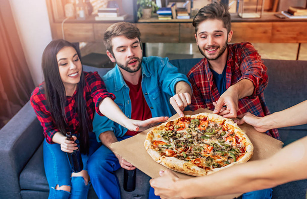 Group of young friends eating pizza at home - Valokuva, kuva