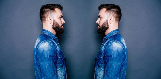 Jonge hipster man poseren over grijze achtergrond, twin effect - Foto, afbeelding