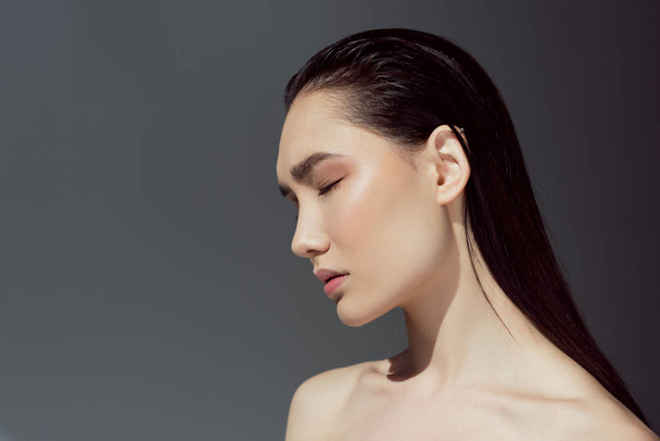 gri izole güzel çıplak Asyalı kız - Fotoğraf, Görsel