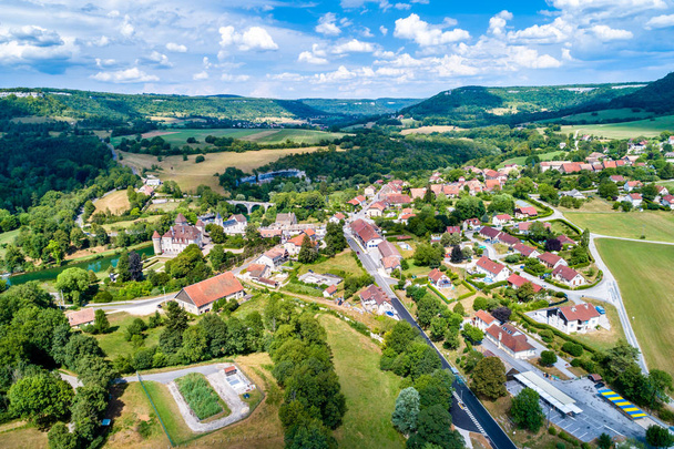 Vista aérea de Cleron, un pueblo en Francia famoso por su castillo
 - Foto, imagen
