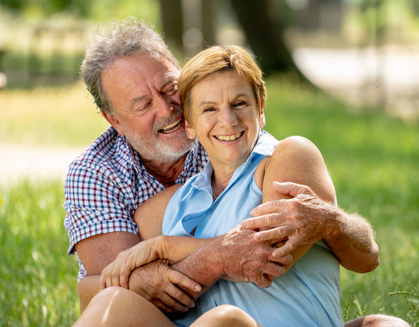 Felice sorridente coppia anziana innamorata rilassante, abbracciare e divertirsi nel parco
. - Foto, immagini