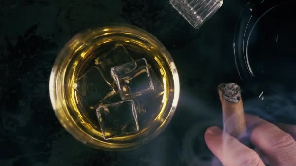 Whisky de cámara lenta en un vaso y cigarro
 - Metraje, vídeo
