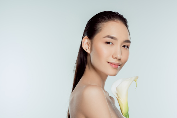 attractive asian girl with calla flower, isolated on grey - Foto, Bild