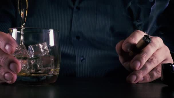 ein Mann mit einem Glas und einer Zigarre in Zeitlupe - Filmmaterial, Video