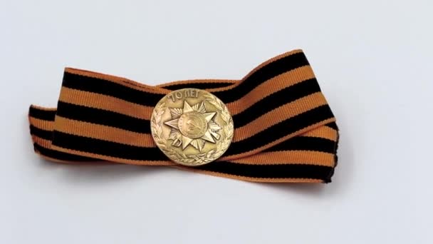 Commemorative copper badge released for the 70th anniversary of victory in the great Patriotic war with St. George ribbon revolve on a special stand - Footage, Video