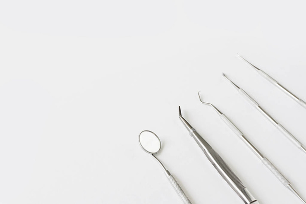 Instrumentos dentales de ortodoncia sobre fondo blanco
. - Foto, Imagen