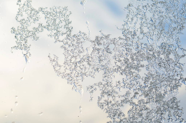 Třešničkou na okenní sklo, mráz na pozadí modré oblohy, v zimě - Fotografie, Obrázek