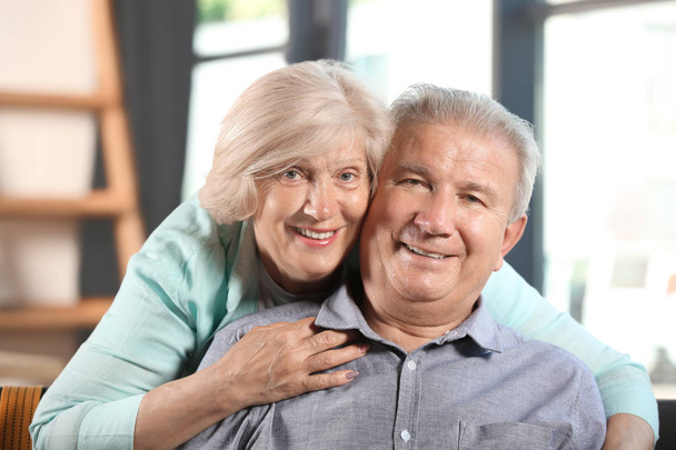 szczęśliwy senior para w domu - Zdjęcie, obraz