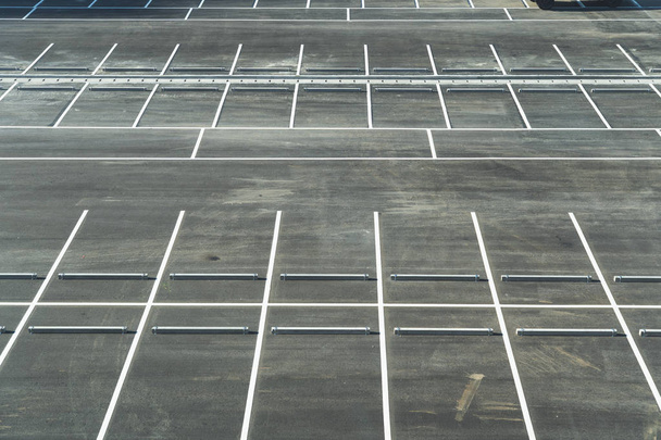 Φρεσκοβαμμένο άδειο πάρκινγκ πάρκινγκ κάτοψη και λευκή γραμμή. - Φωτογραφία, εικόνα