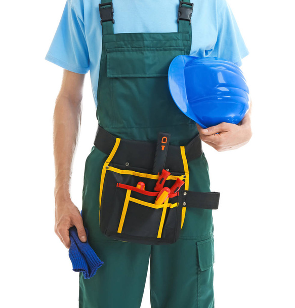 Mladý muž elektrikář s bezpečnostní přilba na bílém pozadí - Fotografie, Obrázek