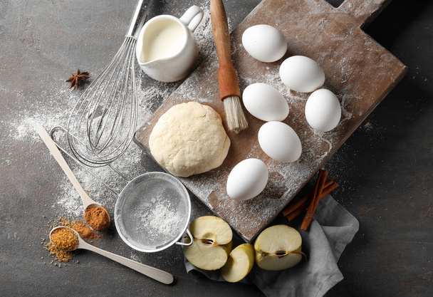 Utensilios con ingredientes para preparar panadería en la mesa
 - Foto, Imagen