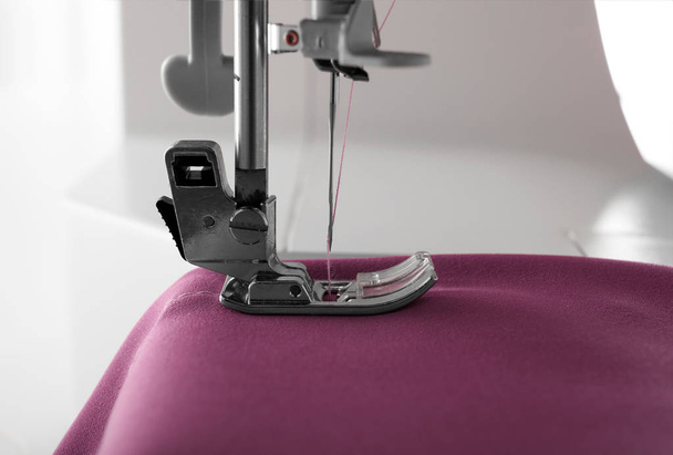 Máquina de costura com tecido, close-up
 - Foto, Imagem