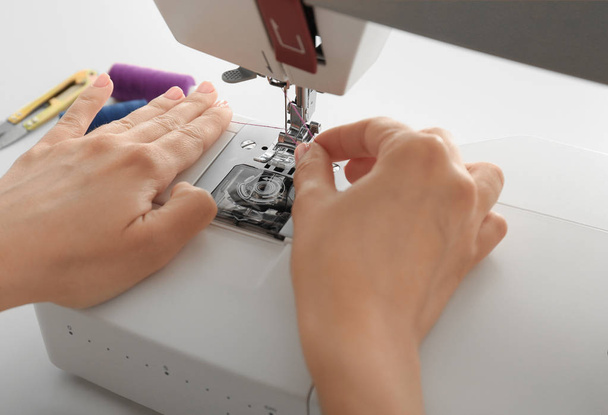 Máquina de coser de rosca de sastre femenina, primer plano
 - Foto, imagen