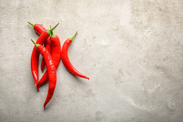 Čerstvé chilli papričky na světlé pozadí - Fotografie, Obrázek