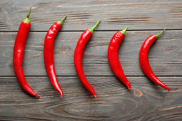 friss chili paprika fa háttér - Fotó, kép