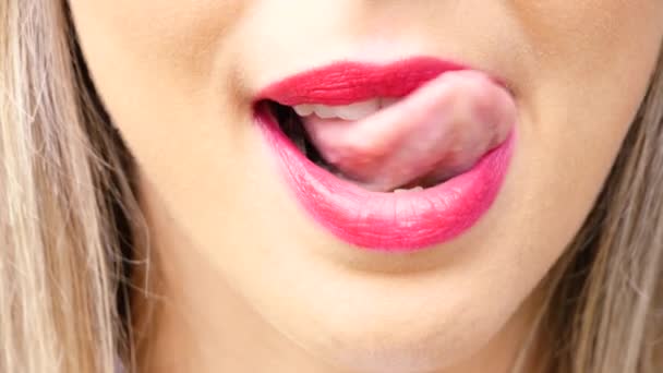 Frau berührt ihre sexy Lippen mit der Zunge. - Filmmaterial, Video