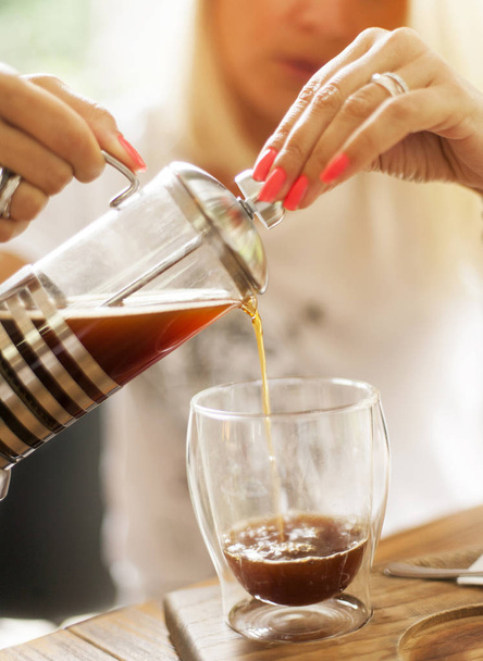Pouring filter coffee in glass, detail artistic, soft focus - Foto, Bild