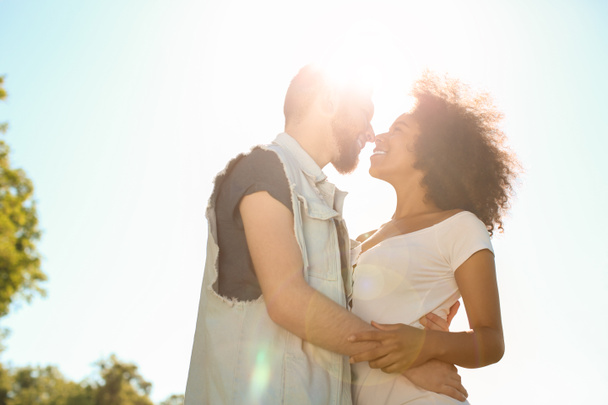 Jeune couple interracial amoureux à l'extérieur le jour du printemps
 - Photo, image