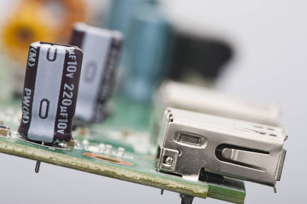 Electronic components are mounted on the device board Chips diodes capacitors chokes - 写真・画像