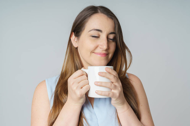 Žena ochutnávky šálek čaje - Fotografie, Obrázek