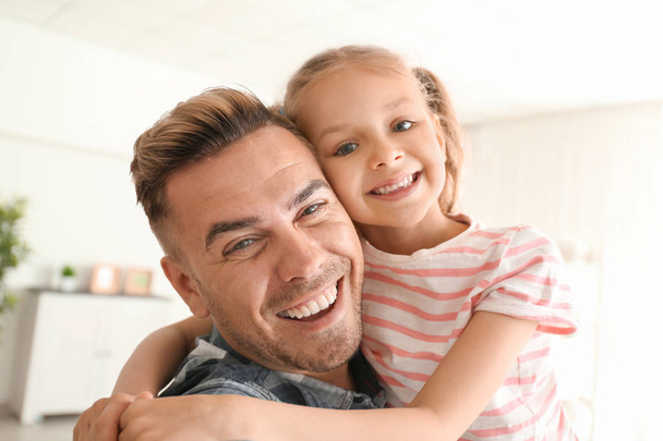Портрет щасливого батька і дочки вдома
 - Фото, зображення