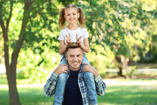 幸せな父と緑豊かな公園で娘の肖像 - 写真・画像