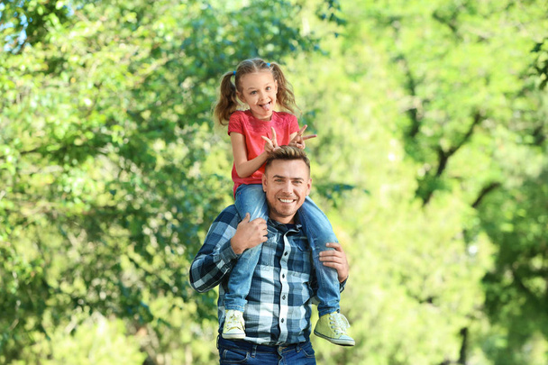 幸せな父と娘緑豊かな公園で - 写真・画像