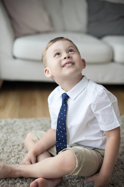 Porträt eines hübschen Kindes 4 Jahre. Geburtstag. glücklicher Junge im weißen Hemd mit Krawatte. Liebe. - Foto, Bild