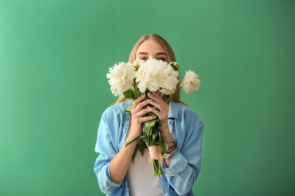 Houkutteleva nuori nainen kauniita kukkia värillinen tausta
 - Valokuva, kuva