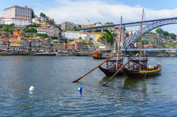 Typowy łodzi nad rzeką Duero w Porto. Panoramiczne widoki na zabytkowe centrum Porto i w Portugalii. Krajobraz w słynnej podróży. - Zdjęcie, obraz