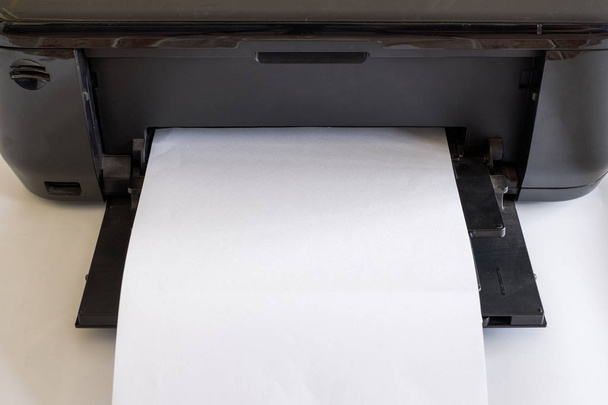 Papier blanc en toner d'imprimante noir et couleurs
 - Photo, image