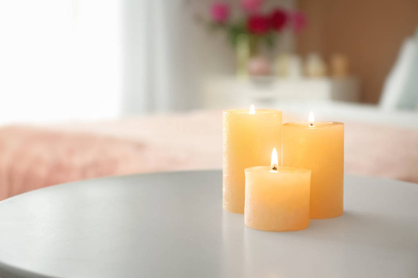Hořící svíčky na stole uvnitř - Fotografie, Obrázek