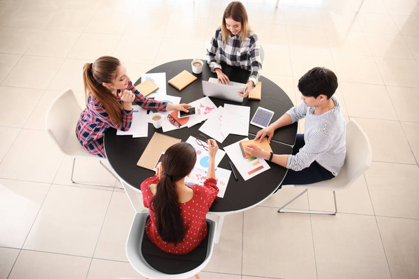 Встреча бизнес-команды, работающей в офисе
 - Фото, изображение
