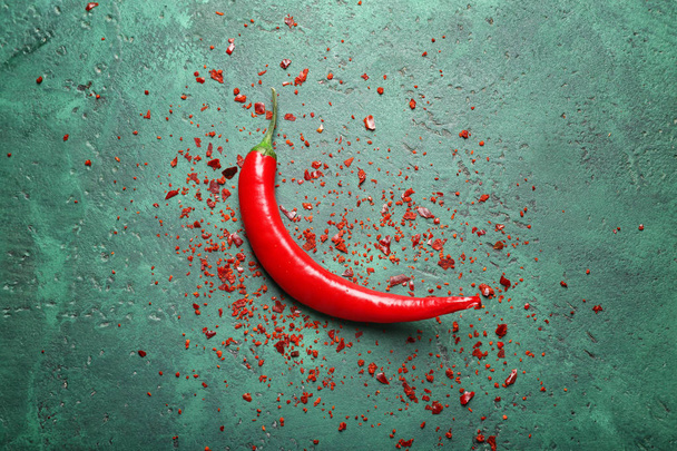 Tuore chili-pippuri vihreällä taustalla
 - Valokuva, kuva