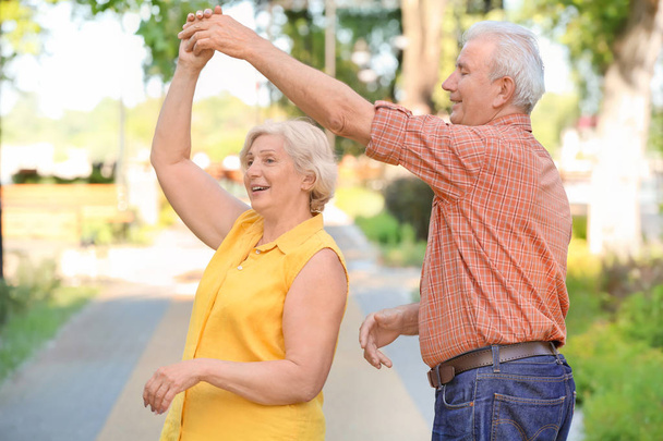 heureux mature couple danse à l'extérieur
 - Photo, image