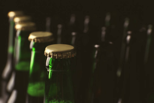 暗い背景、クローズ アップに冷たいビールの入ったガラス瓶 - 写真・画像