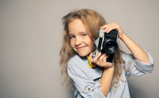 Kind mit Kamera. Kleines Mädchen beim Fotografieren - Foto, Bild