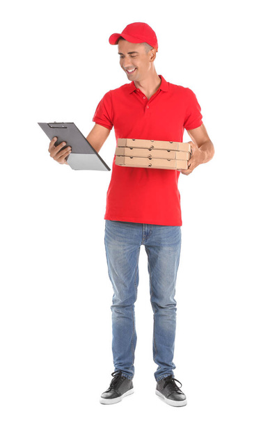 Młody człowiek z pudełek po pizzy i schowek na białym tle. Dostawa żywności - Zdjęcie, obraz