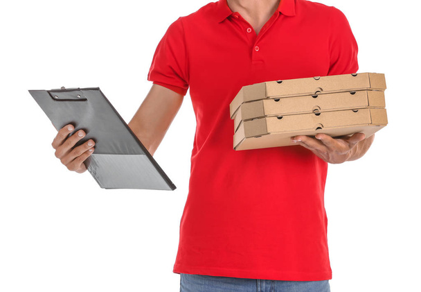 Νεαρός άνδρας με κουτιά πίτσας και πρόχειρο σε άσπρο φόντο. Υπηρεσία παράδοσης τροφίμων - Φωτογραφία, εικόνα