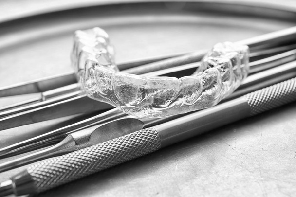 Bandeja con instrumentos dentales y férula oclusal, primer plano
 - Foto, Imagen