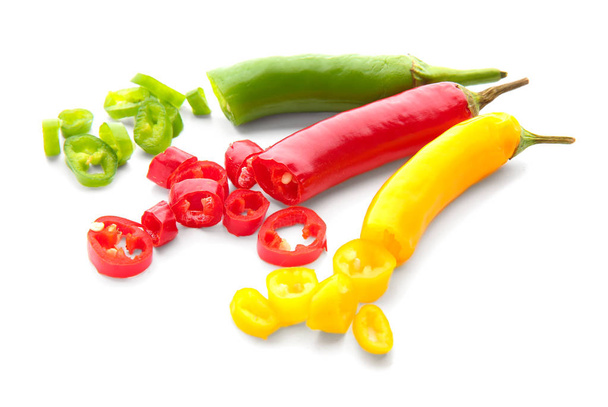 Φρέσκες πιπεριές τσίλι σε λευκό φόντο - Φωτογραφία, εικόνα