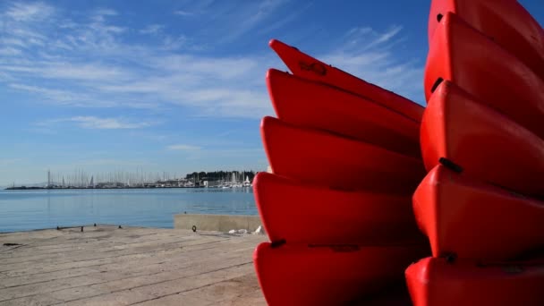 Rote Kajaks an der Küste des geteilten Kroatiens - Filmmaterial, Video