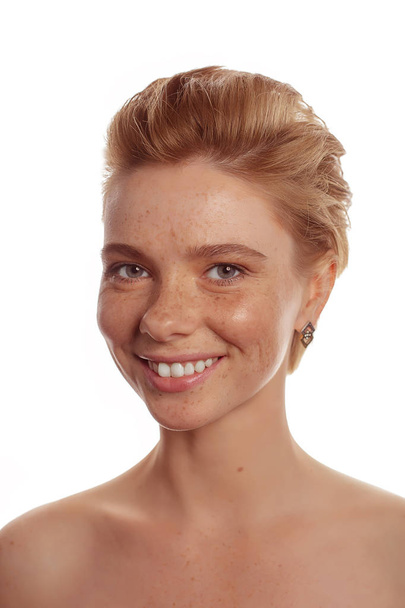 Молодая красивая веснушка лицо женщины портрет со здоровой кожей
 - Фото, изображение