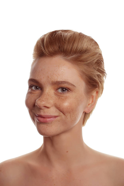 Молодая красивая веснушка лицо женщины портрет со здоровой кожей
 - Фото, изображение