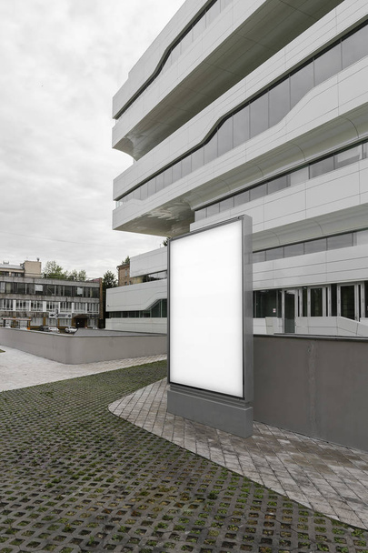 Banner blanco en blanco junto al moderno centro de negocios blanco. renderizado 3d
 - Foto, imagen