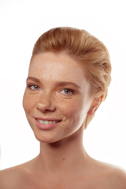 Fiatal gyönyörű szeplő nő arca portré egészséges bőr - Fotó, kép