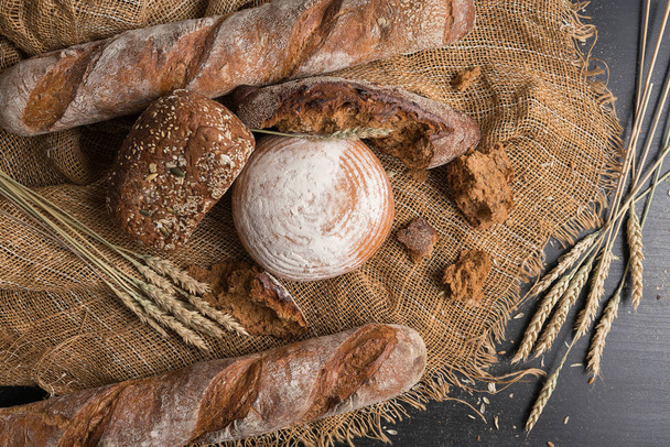 fresh bread and wheat on the wooden - Foto, Imagem