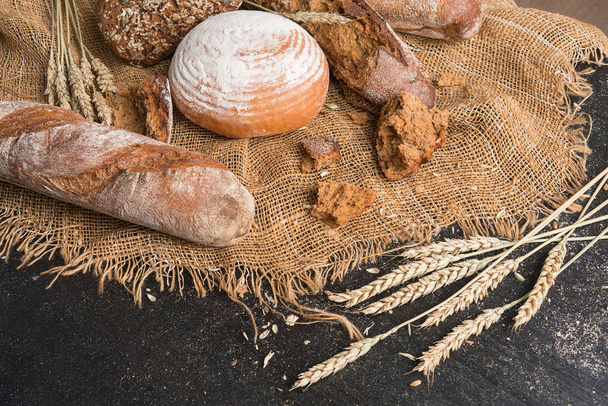 fresh bread and wheat on the wooden - Foto, Bild